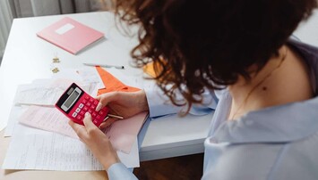 Typend op een rekenmachine