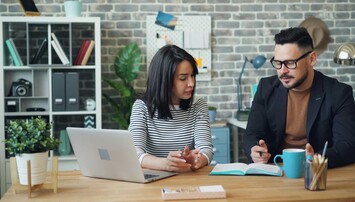 Overleggende collega's