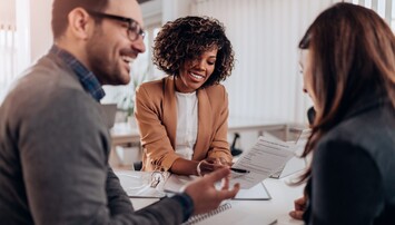 Collega's om een tafel