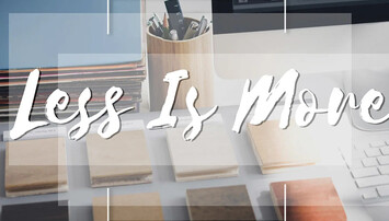 Op een bureau uitgelegde objecten met over plaatje geschreven tekst "Less is more"