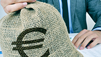 Man in pak met zak geld in de hand