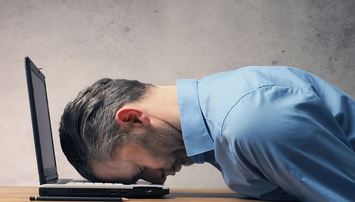 Man slapend op laptop