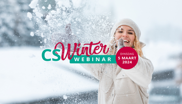 Lachende vrouw in de sneeuw