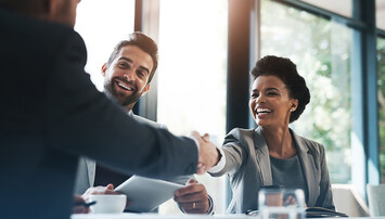 Handen schuddende mensen lachen naar elkaar